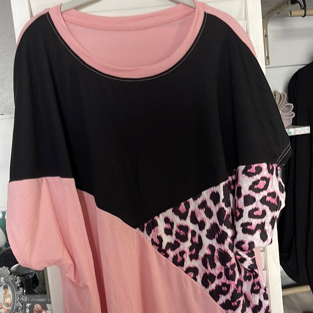 Short sleeve scoop neck tee